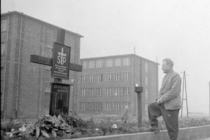 Zbiorowy grób więźniów pomordowanych przez hitlerowców w czasie ewakuacji tego podobozu.Przed grobem stoi Wiktor Pasikowski. Zdj. Nr. 5, stan z dn. 11.3.1959 r. Fot. T. Szymański. Ze zbiorów Archiwum Państwowego Muzeum Auschwitz - Birkenau. 