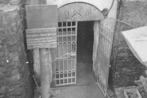 Wejście do kopalni węgla Dachsgrube (Jan Kanty), w której pracowali więźniowie obozu. Zdj. Nr 6, stan z dn. 11.3.1959 r. Fot. T. Szymański. Ze zbiorów Archiwum Państwowego Muzeum Auschwitz - Birkenau.