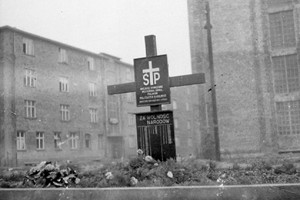 Zbiorowy grób więźniów pomordowanych przez hitlerowców w czasie ewakuacji podobozu, zdj. Stan z dn. 11.3.1959 r. Ze zbiorów Archiwum Państwowego Muzeum Auschwitz - Birkenau