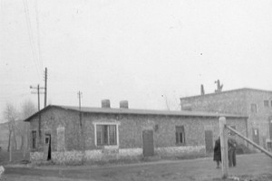 Budynek wartowni, zbudowany w okresie niemiecki, mieszczącej się obok głównej bramy obozowej. Stan z dn. 11.3.1959 r. Fot. T. Szymański. Ze zbiorów Archiwum Państwowego Muzeum Auschwitz - Birkenau.
