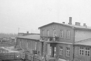 Budynek koszar SS. Od 1945 roku w części budynku mieszkał komendant COP. Stan z dn. 11.3.1959 r. Fot. T. Szymański. Ze zbiorów Archiwum Państwowego Muzeum Auschwitz - Birkenau.